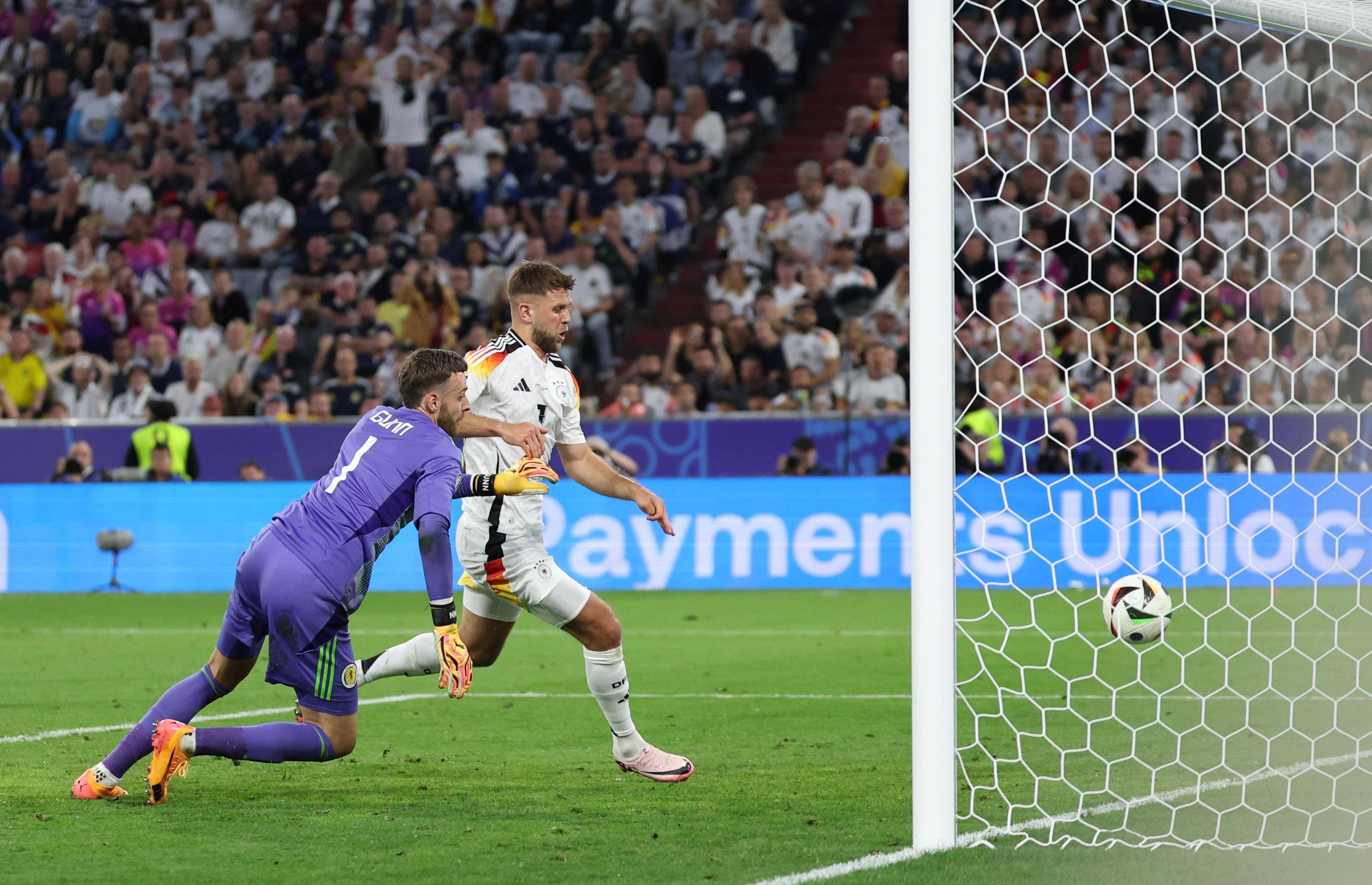 leyu乐鱼体育中国-德国足球联赛中的一场精彩对决令人难忘