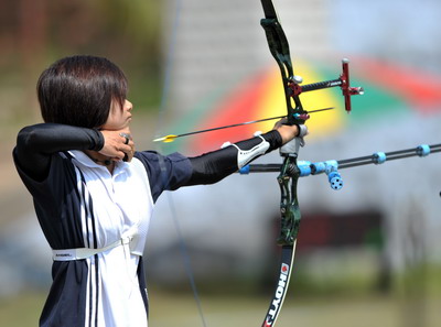 希腊射箭选手箭无虚发，登上头牌