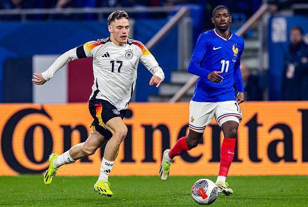 欧国联比赛中球队半场五次换人，教练大胆尝试