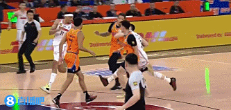 对手之间的激烈对抗引发球迷狂热 对手之间的激烈对抗引发球迷狂热