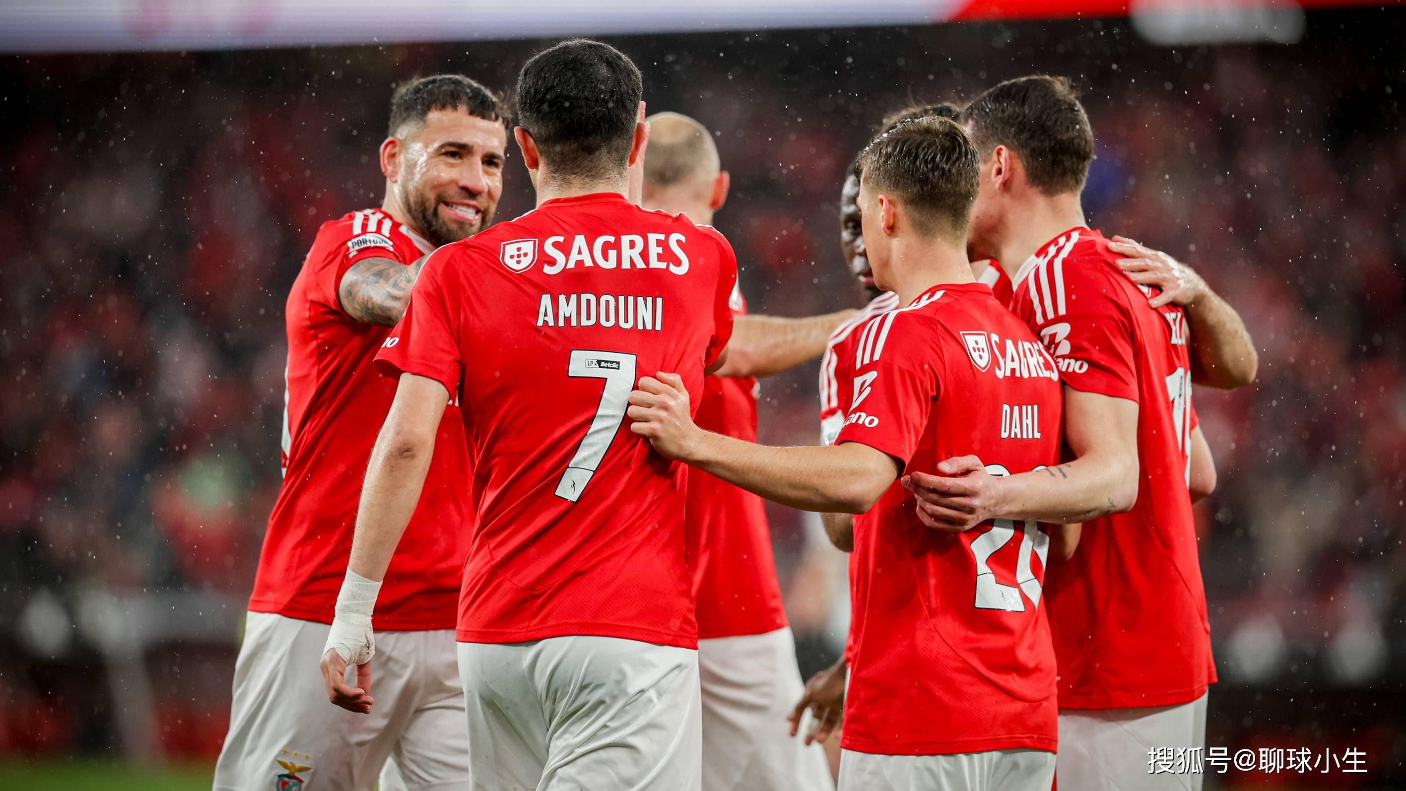 乐鱼体育官网网页版-精彩瞬间：欧洲顶级球队搏命争夺