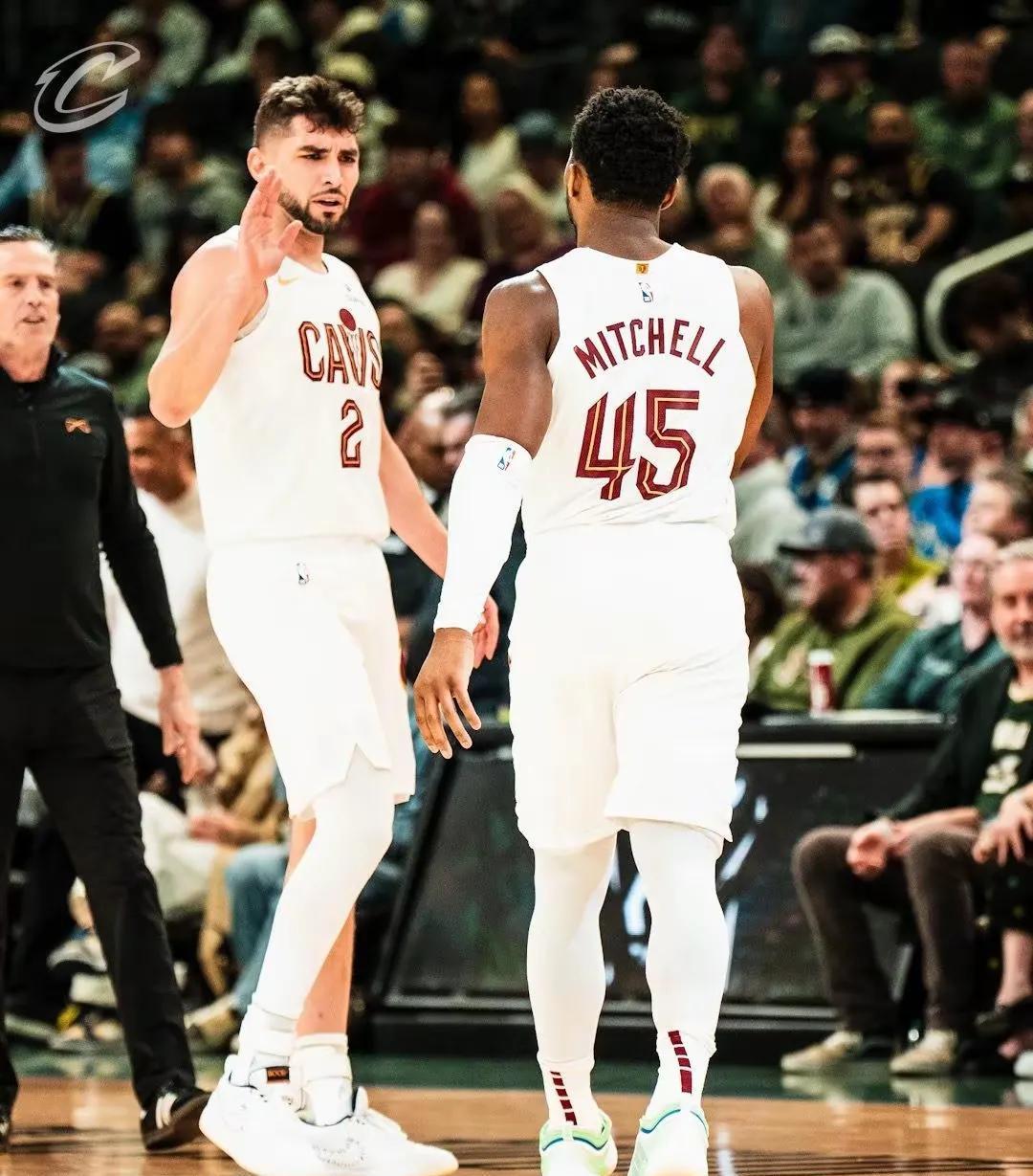 西班牙男篮爆冷雄鹿，米切尔关键制胜